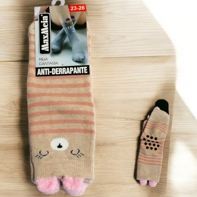 Meias anti-derrapantes bege com riscas rosa e padrão de urso sobre fundo de madeira