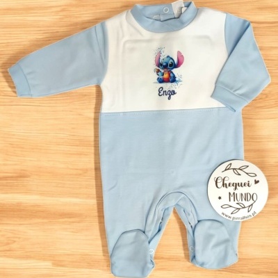 Macacão de bebé azul claro e branco com estampa de Stitch e o nome Enzo