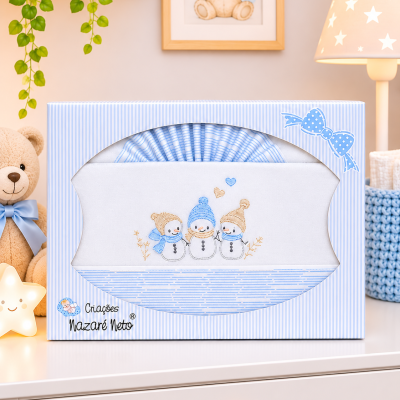 Conjunto de roupa de bebé embrulhado em embalagem azul clara com riscas e bordado de bonecos de neve