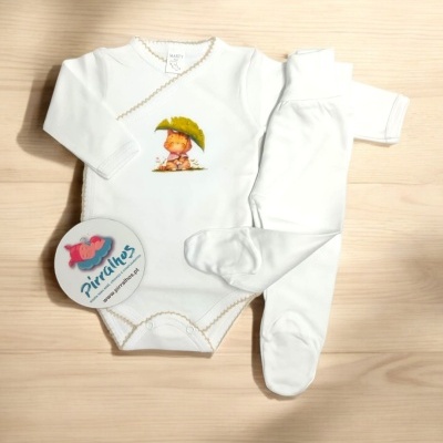 Conjunto roupa bébé branco com body, calças e boina, imagem de menino e etiqueta Pirilinhas