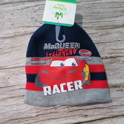 Gorro de malha com riscas azul, vermelho e cinzento com imagem do Lightning McQueen e texto
