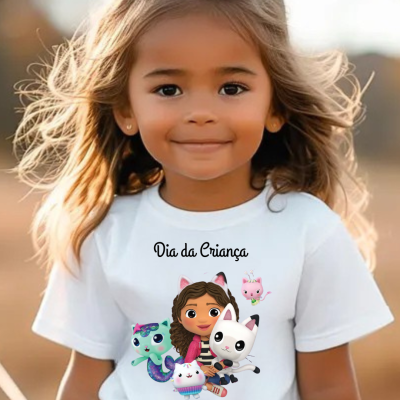 Camisola branca com personagens animados e texto personalizado para criança