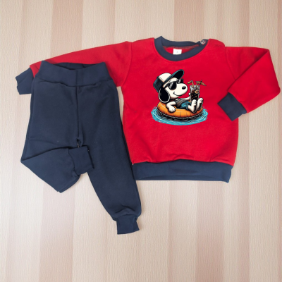 Conjunto de roupa infantil vermelha e azul escura com estampado de cão relaxando numa boia