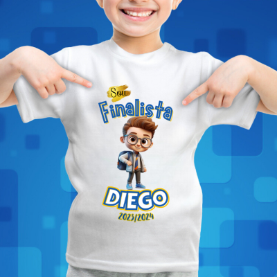 Criança com t-shirt branca estampada com texto e ilustração de menino