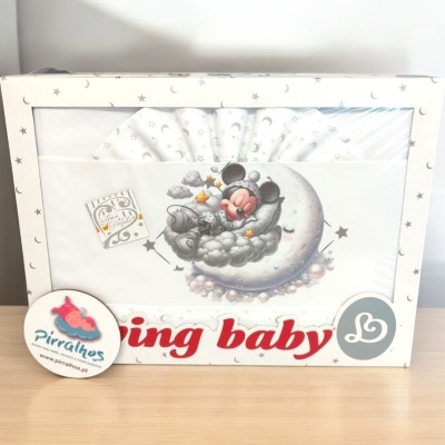 Conjunto de roupa bebé com padrão de estrelas e ilustração de rato a dormir na lua