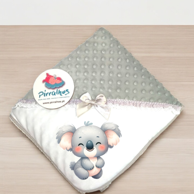 Manta cinzenta e branca para bebé com coala e etiqueta da marca Pirralhos