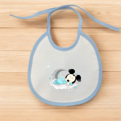 Babete branco com borda azul claro e ilustração de personagem semelhante a Mickey a dormir.