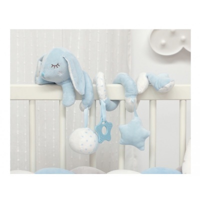 Brinquedo de pendurar para berço azul e branco com coelho de tecido e pendentes em forma de estrela e círculo