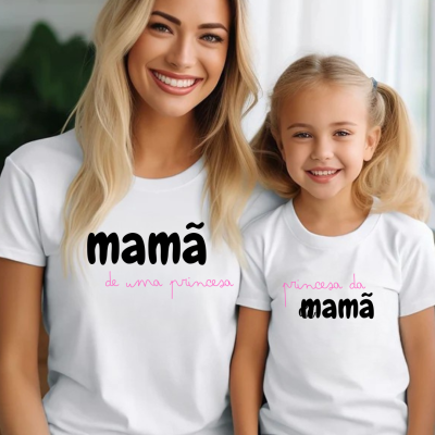 Camisolas brancas para mãe e filha com texto em preto e rosa, mãe e filha sorridentes, fundo claro.
