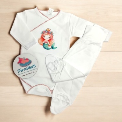 Conjunto de bebé branco com body de sereia e calças com pezinhos