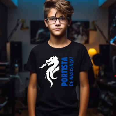 Rapaz jovem com óculos a usar camiseta preta com dragão branco e texto azul 'PORTISTA DE NASCENÇA'