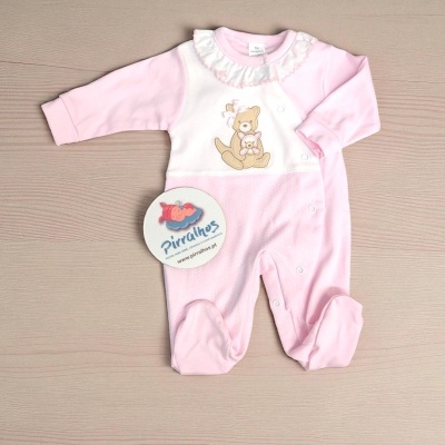 Macacão de bebé rosa e branco com estampa de ursos e gola de folhos