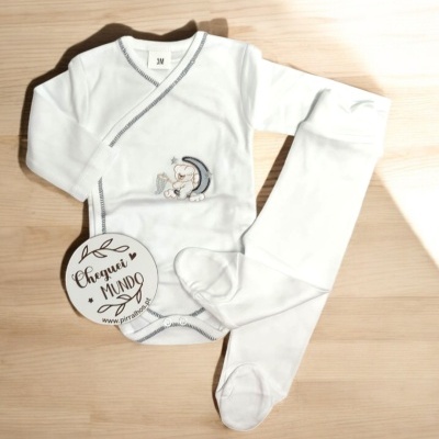 Conjunto de bebé branco com body de manga comprida, bordado de coelho e lua, e peúgas brancas
