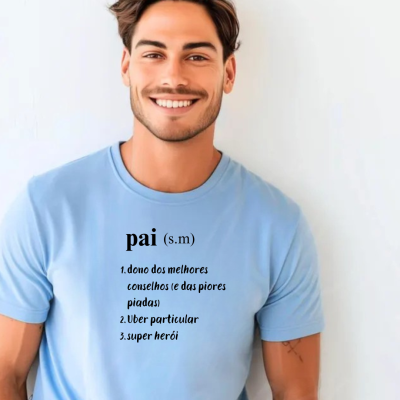 Homem sorridente veste camiseta azul clara com texto em preto 'pai (s.m) 1. dono dos melhores conselhos (e das piores piadas) 2. Uber particular 3. super herói' em fundo branco