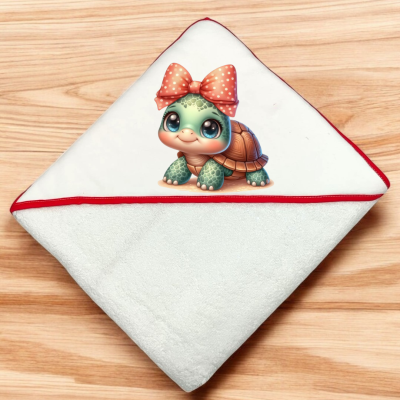Toalha branca para bebé com bordas vermelhas e tartaruga verde com laço vermelho.
