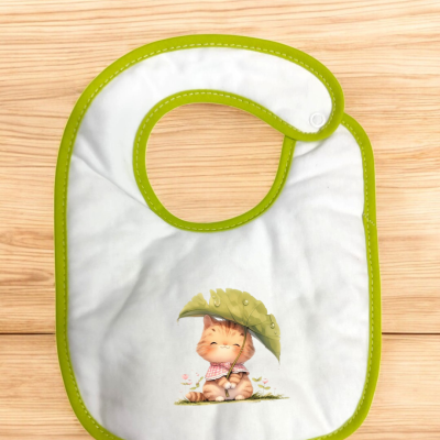 Babete branco com borda verde e desenho de gato com folha
