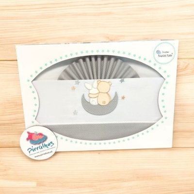 Conjunto para berço cinza com bordado de urso e coelho na lua em embalagem branca