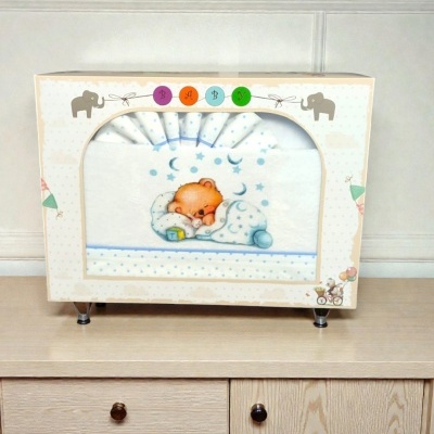 Caixa de presente para bebé com urso castanho a dormir sob cobertor azul