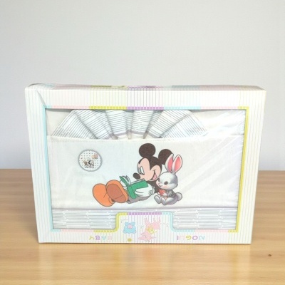 Jogo de cama infantil branco com imagem de Mickey Mouse e coelho numa caixa com visor.