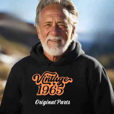 Homem idoso com sudadera preta estampada com texto Vintage 1965 Original Parts ao ar livre