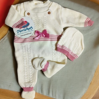 Conjunto de roupa para bebé em malha creme com detalhes em rosa e etiqueta da marca