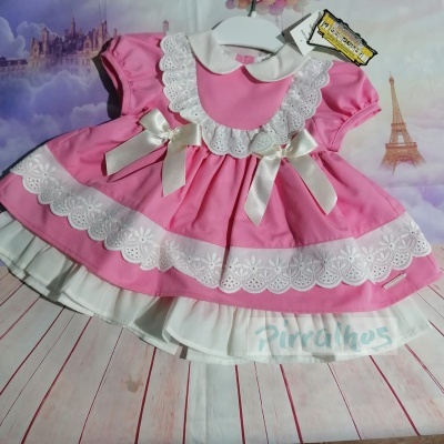Vestido rosa para bebé com gola branca e detalhes em renda