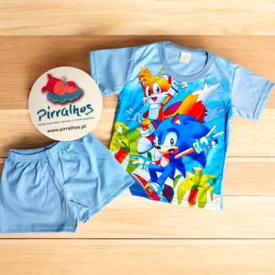 Conjunto infantil azul claro com estampado de personagens de videojogo e calções
