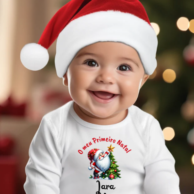 Bebé com camisola branca personalizada de Natal e gorro de Natal vermelho.