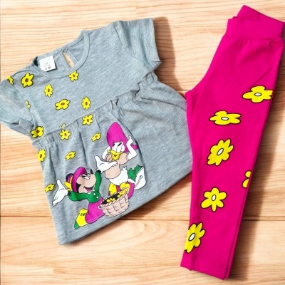 Conjunto infantil t-shirt cinza com flores amarelas e personagens e calças rosa com flores amarelas