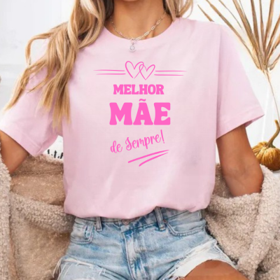T-shirt rosa 'MELHOR MÃE de Sempre!' com jeans curtos desfiados e casaco bege