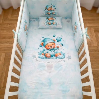 Berço branco com roupa de cama azul claro e padrão de ursinho com balões em estrela