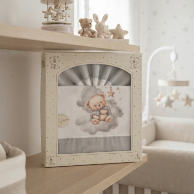 Conjunto de roupa de bebé cinza e bege com ursinho numa caixa decorada
