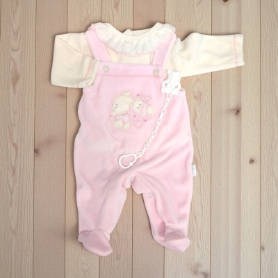 Roupa de bebé em tecido macio creme e rosa com aplicação de ursinhos e corrente para chupeta