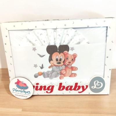 Conjunto para bebé branco com ilustração de rato e urso abraçados em embalagem.