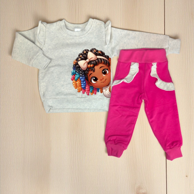 Conjunto roupa infantil com camisola cinza estampada e calças rosa com detalhes cinza