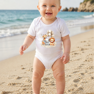 Body de bebé branco com estampado de animais cartoon coloridos numa praia