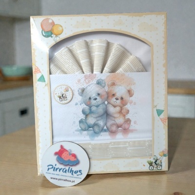 Conjunto de roupa de bebé branco com riscas bege e ilustração de ursos em embalagem colorida