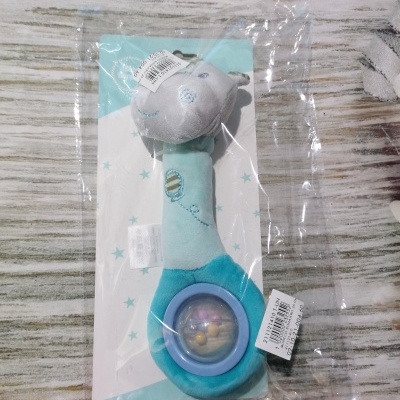 Chocalho de peluche azul e cinza com bola transparente e pequenas contas coloridas