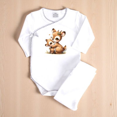 Conjunto de roupa de bebé branco com estampa de duas corças castanhas e bordas cinza