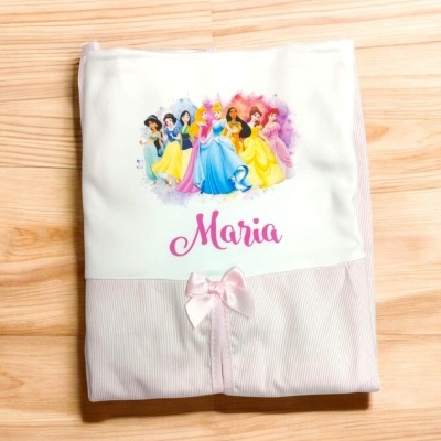 manta branca com princesas Disney e nome Maria