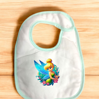 Babete branco com fada colorida e bordas verdes sobre fundo de madeira clara