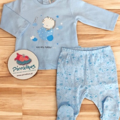 Conjunto de bebé azul claro com estampa de bebé e estrelas, calças estampadas com peixes, com etiqueta da marca Pirralhos