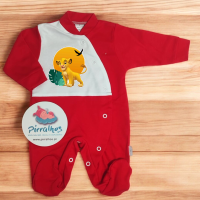 Macacão de bebé vermelho e branco com estampa do Simba e etiqueta 'pirralhos'