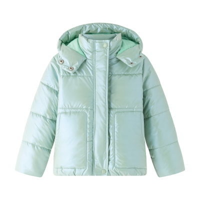 Casaco acolchoado verde claro para criança com capuz e bolsos.