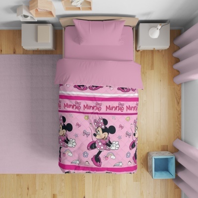 Cama individual com roupa de cama rosa com desenho da Minnie e decoração num quarto claro