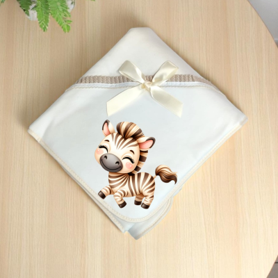 Manta branca com laço e estampa de zebra sobre mesa de madeira