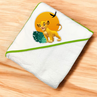 Toalha de bebé branca com borda verde e estampa do Simba do Rei Leão no capuz