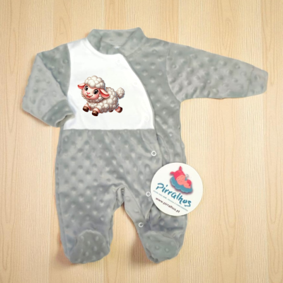 Macacão de bebê cinza com estampa de cordeiro e botões de pressão