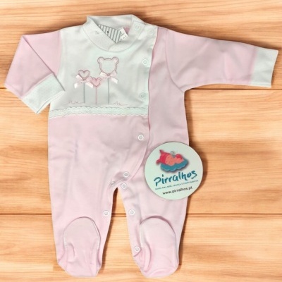 Macacão de bebé rosa e branco com bordado de ursinho e corações