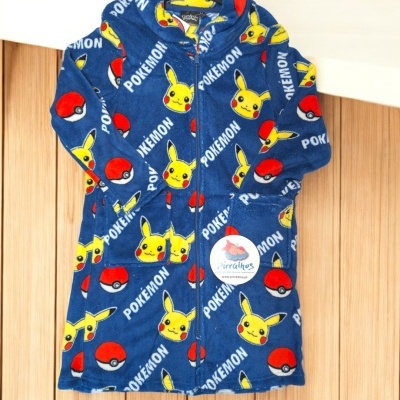 Roupão azul de criança com padrão Pikachu e Pokébolas